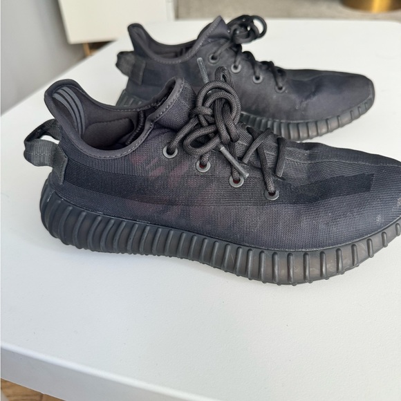 YEEZY BOOST 350 BLACK MENS SZ 6 WOMENS SZ 8 GOOD CONDITION INCLUDES ORDER INFO - Picture 2 of 7